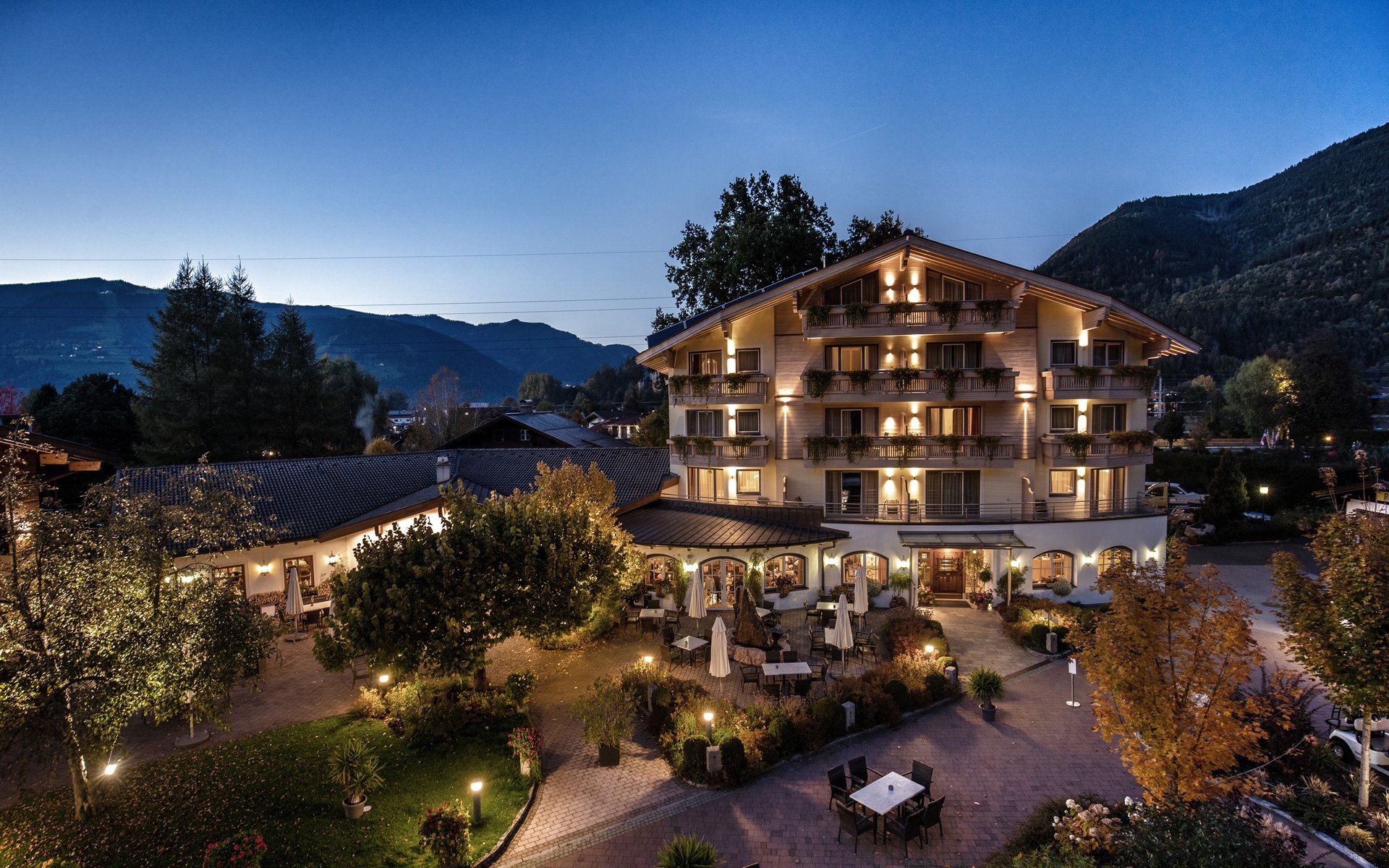 Gastterrasse & Hotelrezeption