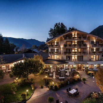 Gastterrasse & Hotelrezeption