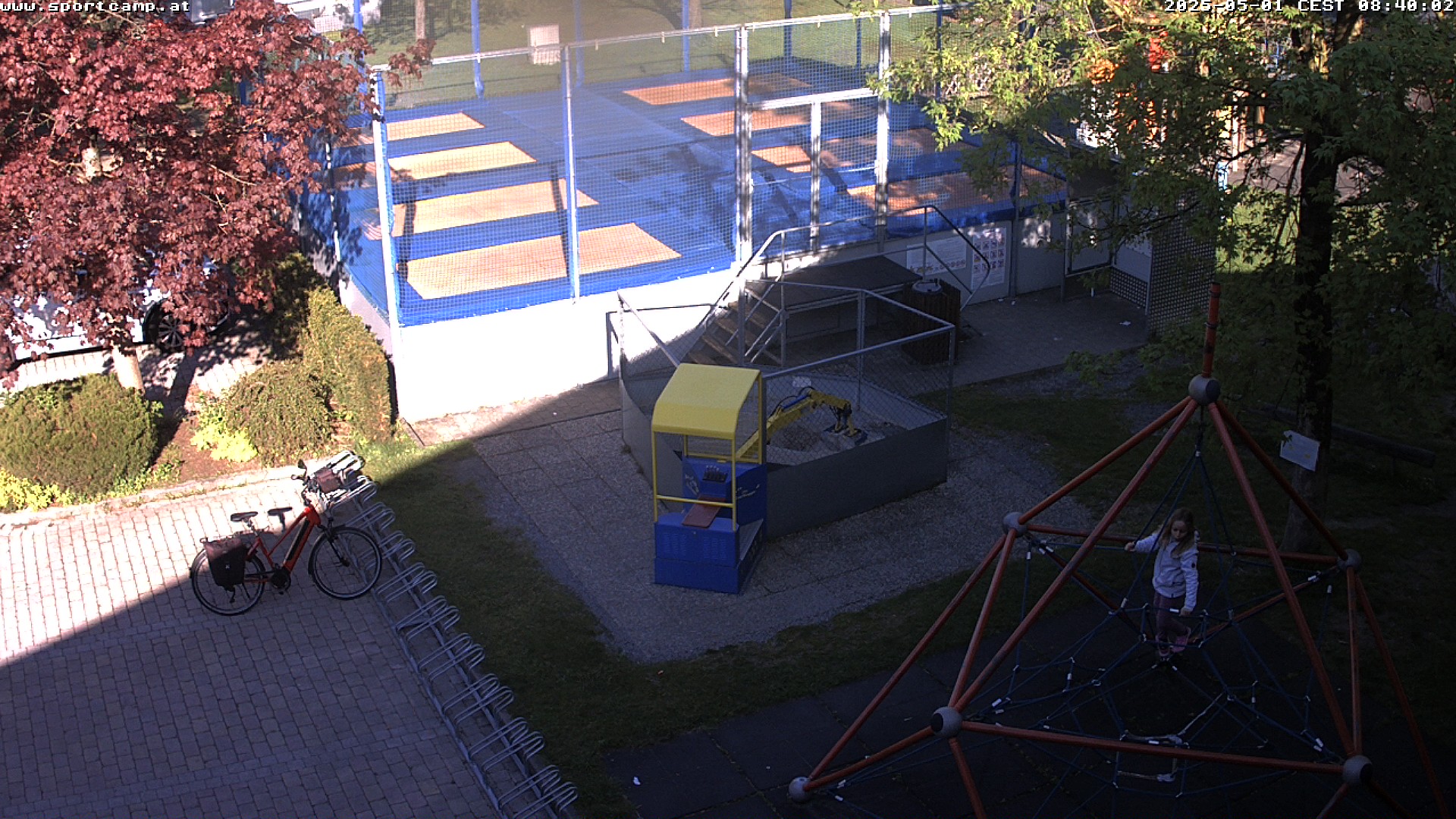 Riesentrampolin und Camping