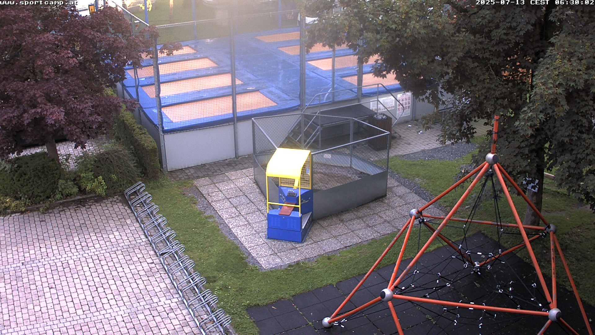 Riesentrampolin und Camping