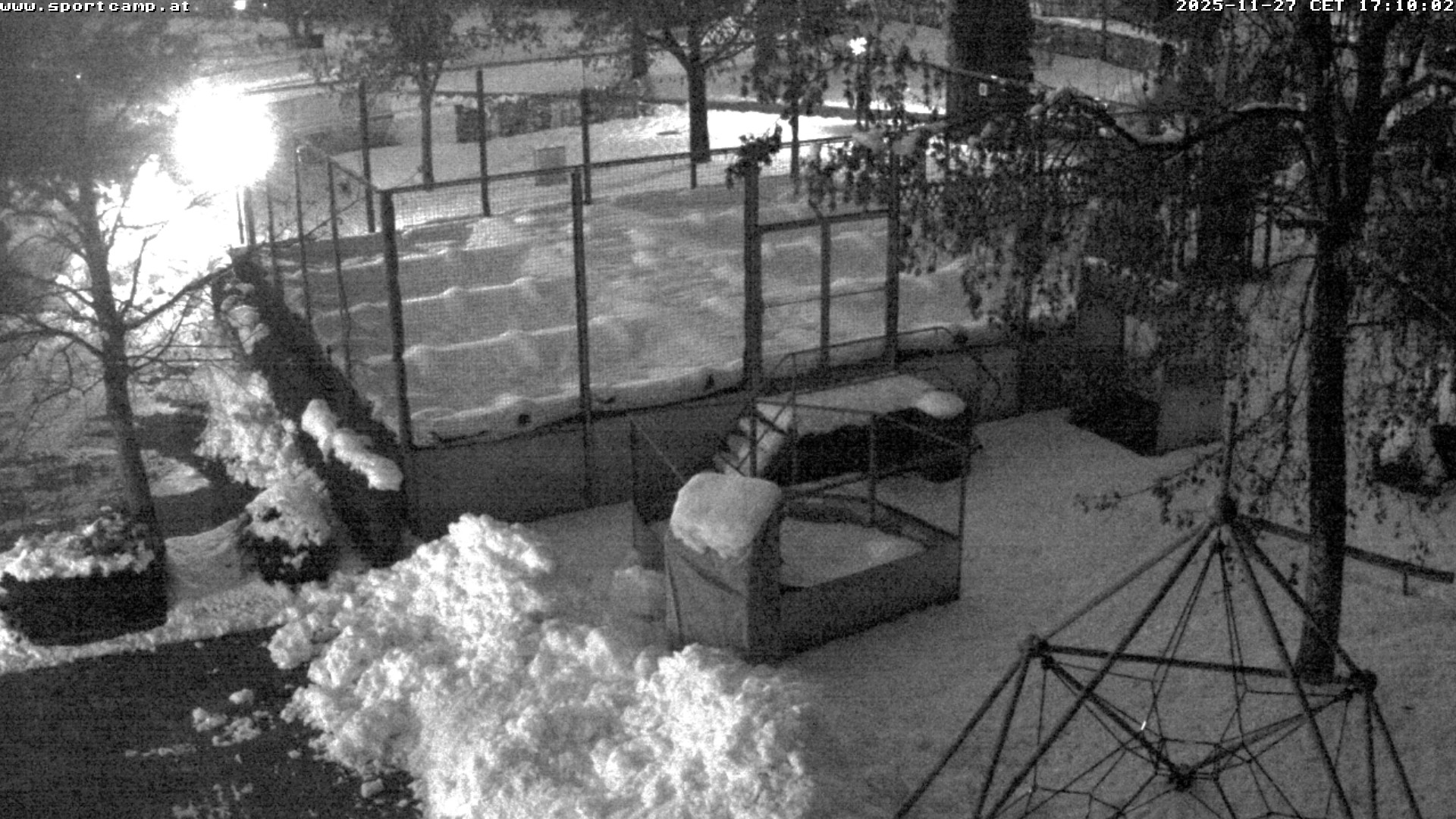 Riesentrampolin und Camping