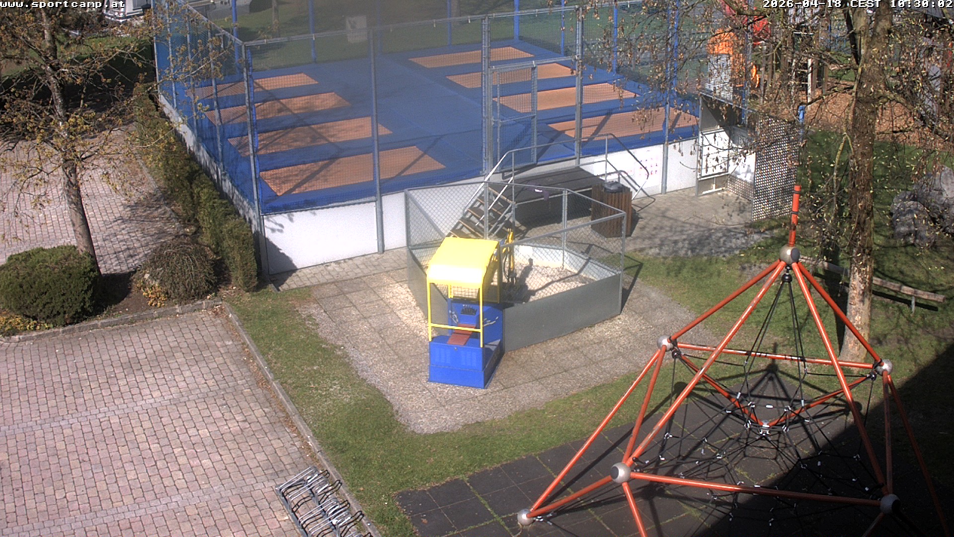 Riesentrampolin und Camping