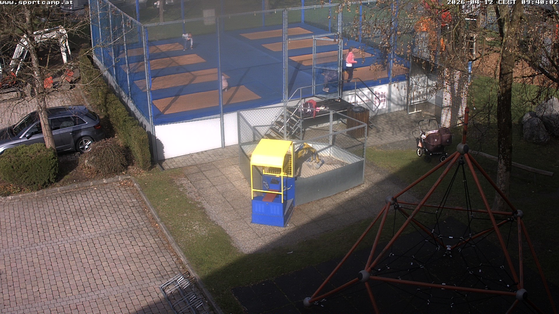 Riesentrampolin und Camping