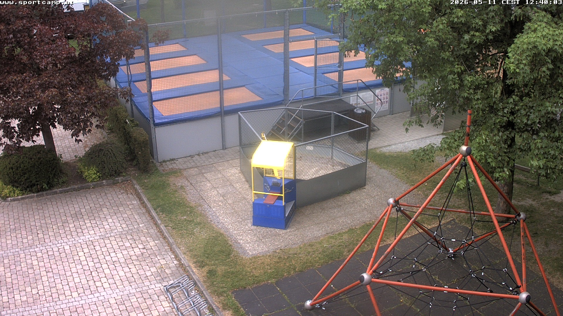 Riesentrampolin und Camping