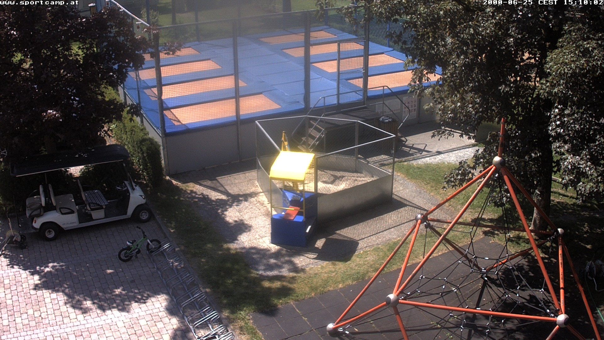 Riesentrampolin und Camping