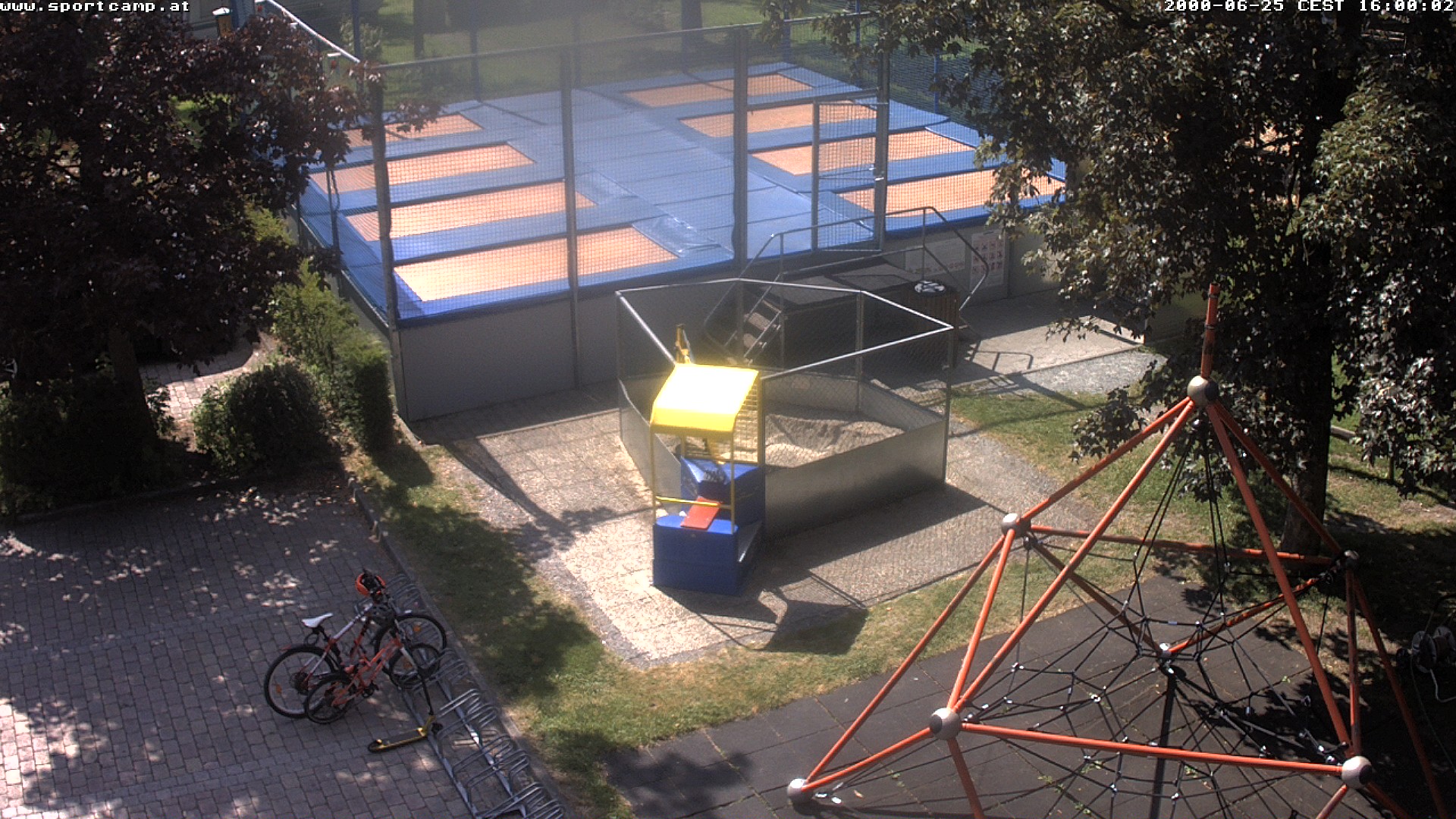 Riesentrampolin und Camping
