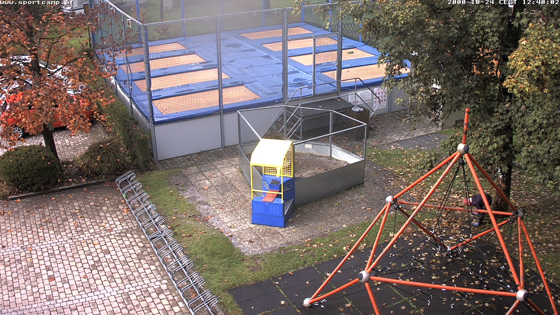 Riesentrampolin und Camping